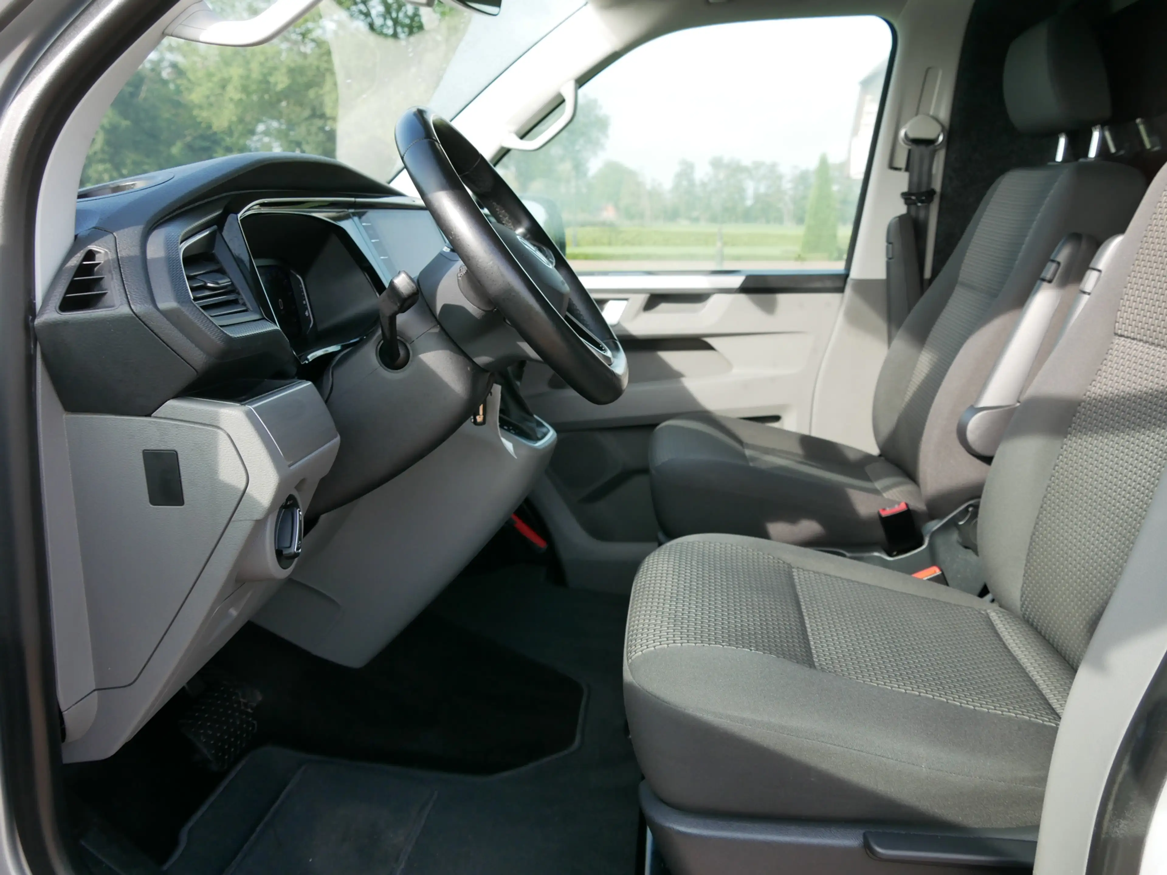 Volkswagen Transporter 2.0 TDI L2H1 BULLI 110kW DSG | ALMOST NEW !!! | 19 — photo 13