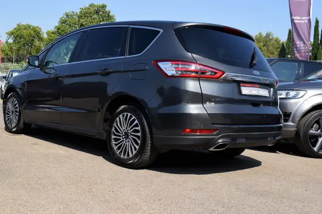 Ford S-Max view 4