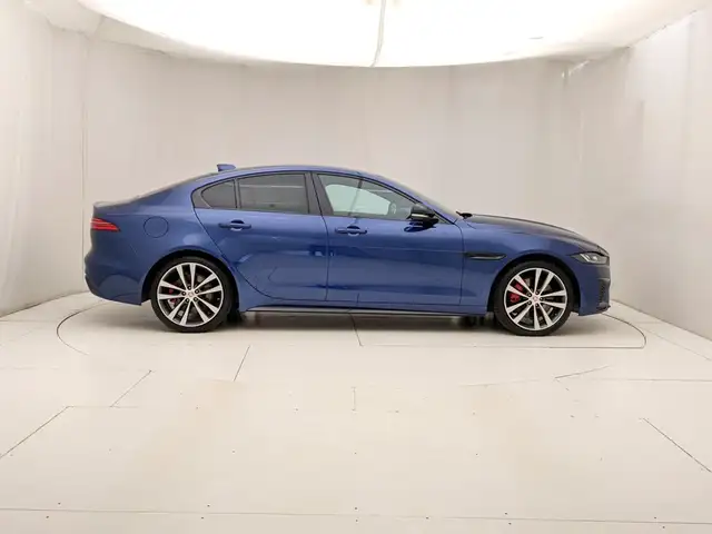 Jaguar Xe view 3