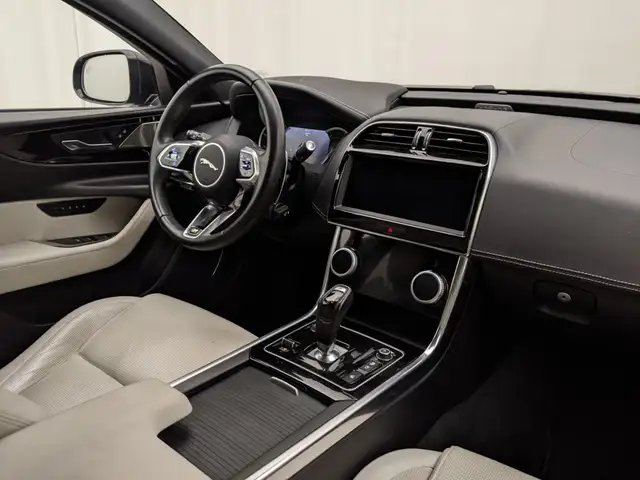 Jaguar Xe view 6