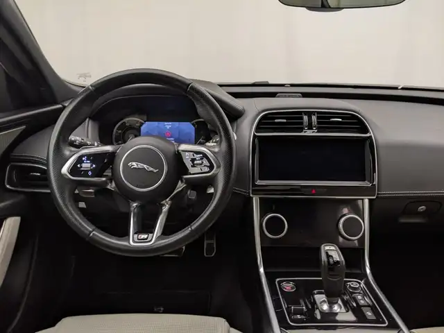 Jaguar Xe view 7