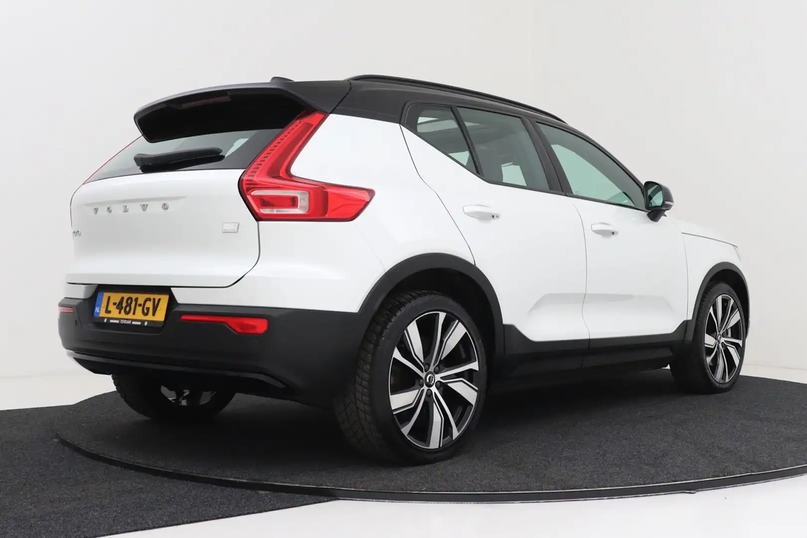 Volvo XC40 Recharge P8 AWD R-Design | Panoramadak | Harman/Ka Wit - 2