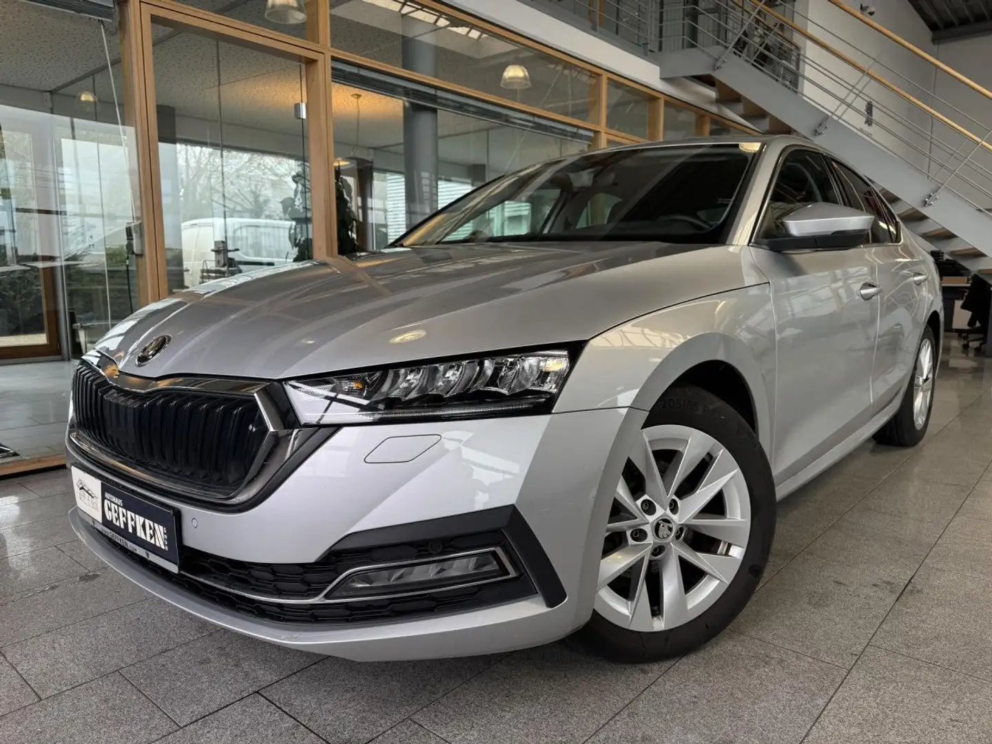Skoda Octavia 2.0 TDI Style, HUD, Massage, Ambie, PDC! Zilver - 1