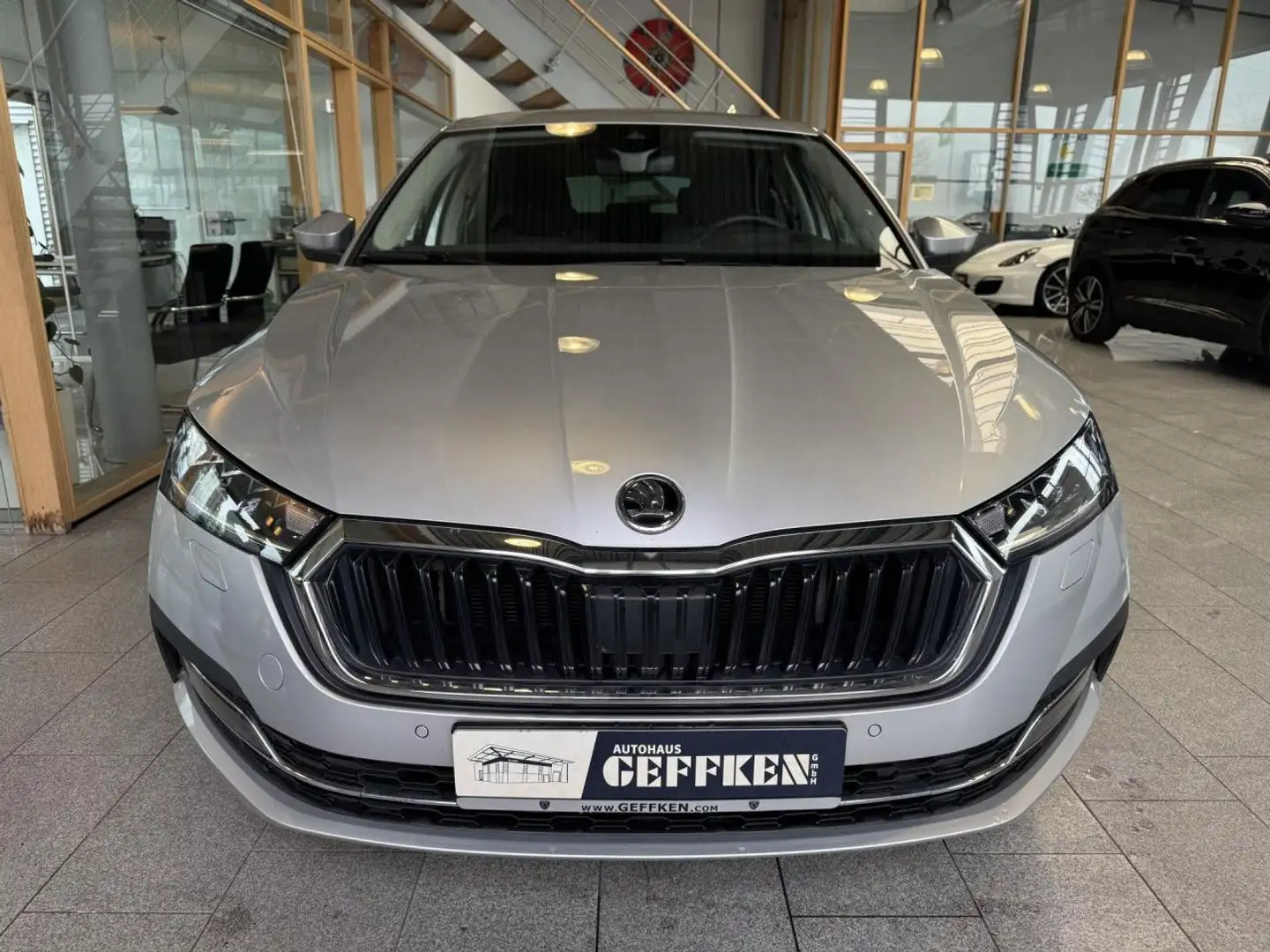 Skoda Octavia 2.0 TDI Style, HUD, Massage, Ambie, PDC! Zilver - 2