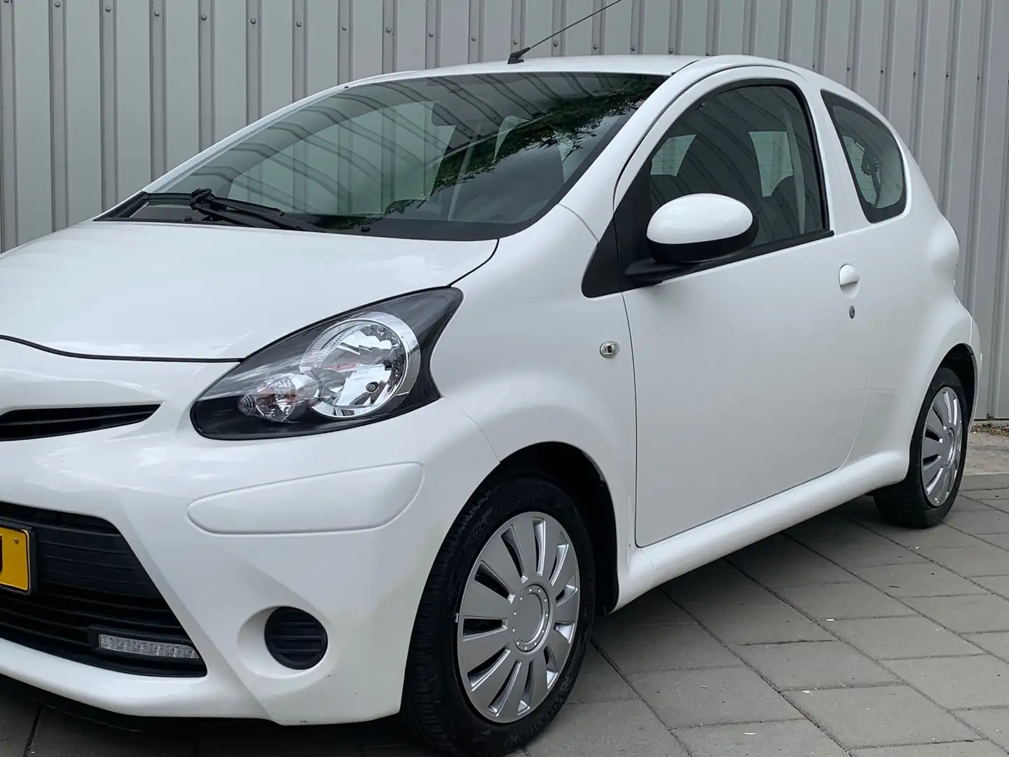 Toyota Aygo 1.0 VVT-i Now|Navigatie|Airco| Wit - 2