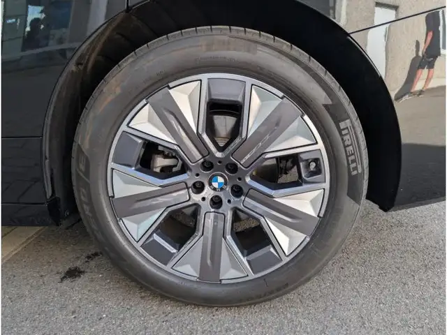 BMW Ix view 8