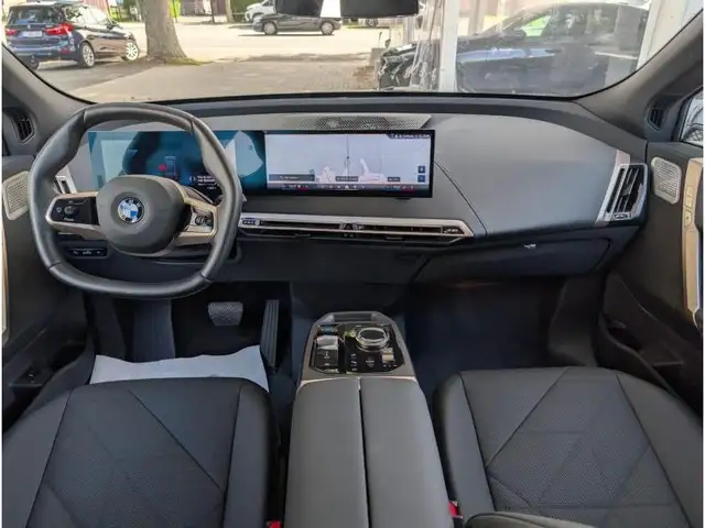 BMW Ix view 9