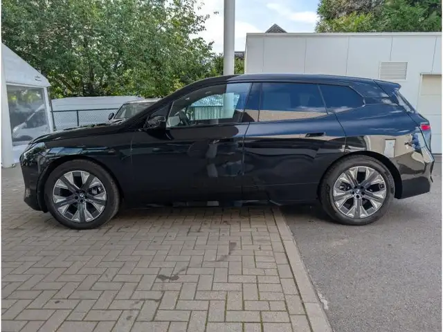 BMW Ix view 3
