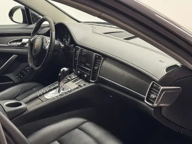 Porsche Panamera view 28