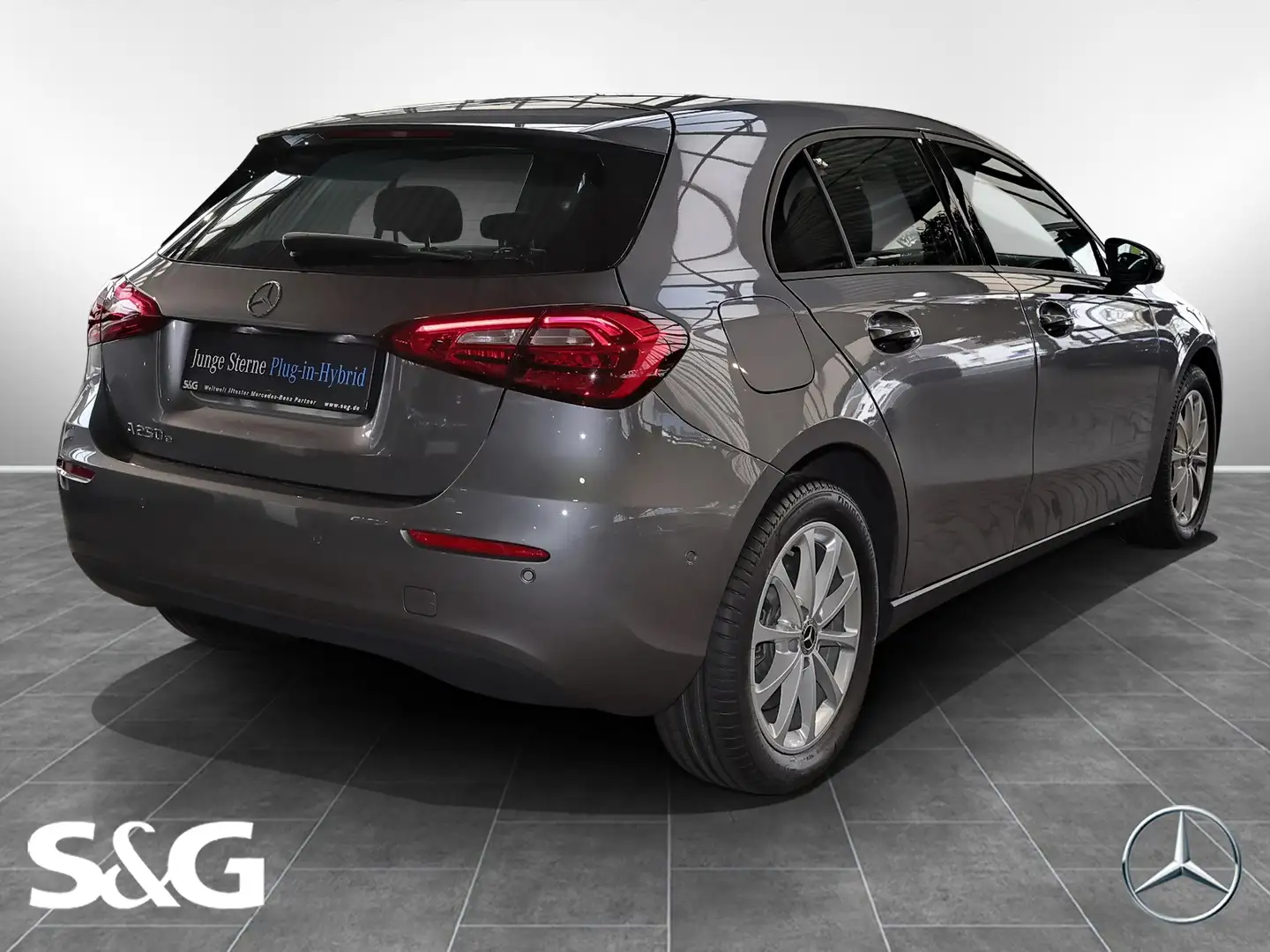 Mercedes-Benz A 250 e CARPLAY+KAMERA+MBUX+PDC+SITZHEIZUNG+17" Grijs - 2