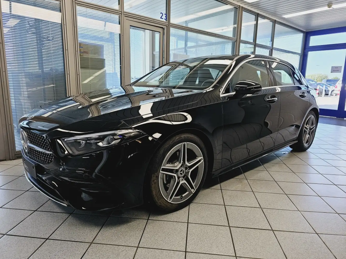 Mercedes-Benz A 180 AMG Line Kamera 360°,Navi,SHZ,Klimaaut,LED Schwarz - 2