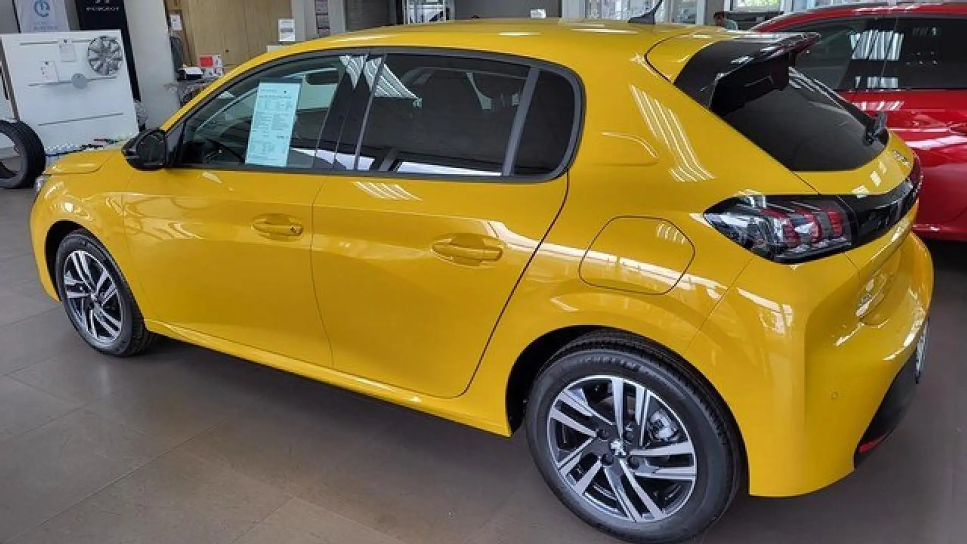 Peugeot 208 Allure Jaune - 1