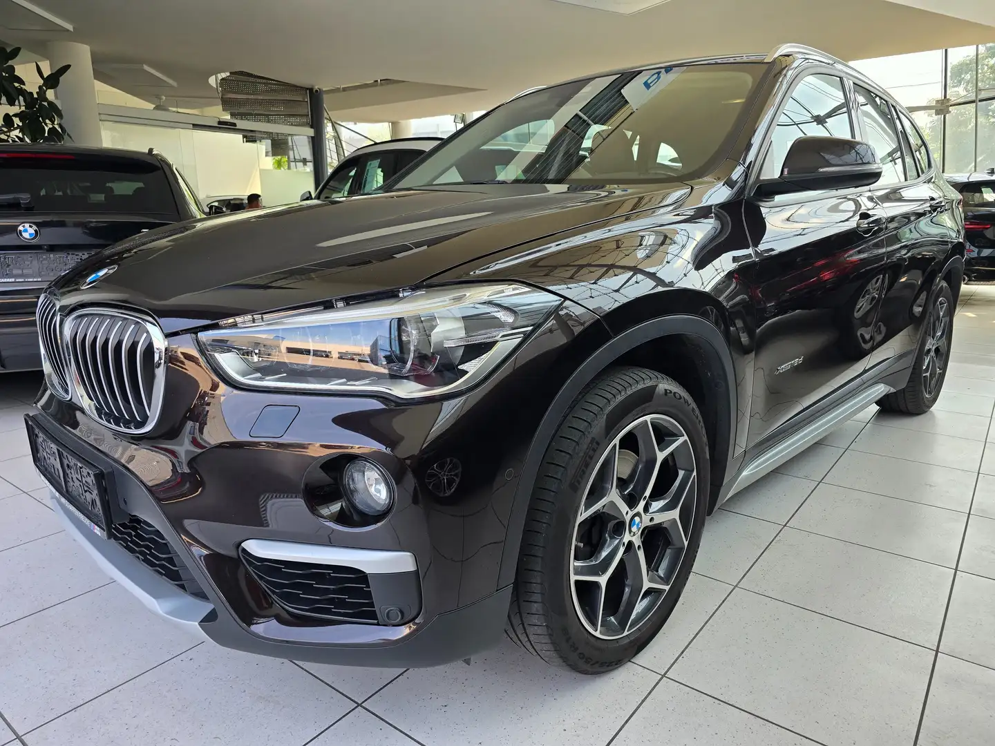 BMW X1 xDrive 18d Aut. "X Line" AHK/Teilleder/LED/Navi Brun - 1