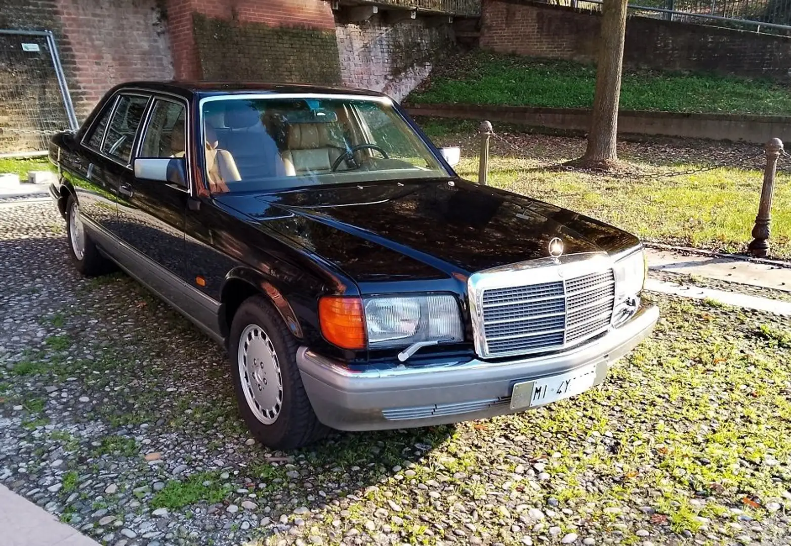Mercedes-Benz 560 SEL Zwart - 2