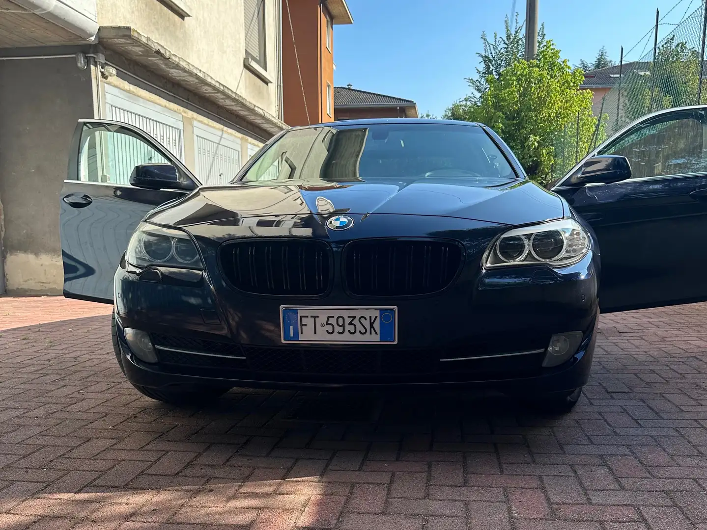 BMW 530 Serie 5 F10 Berlina 530d Business 258cv Bleu - 1