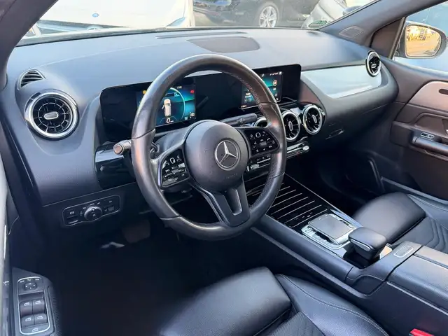 Mercedes-Benz 220 view 8