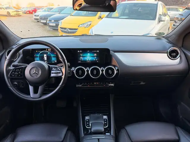 Mercedes-Benz 220 view 10
