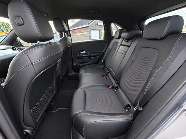 Mercedes-Benz 220 view 15