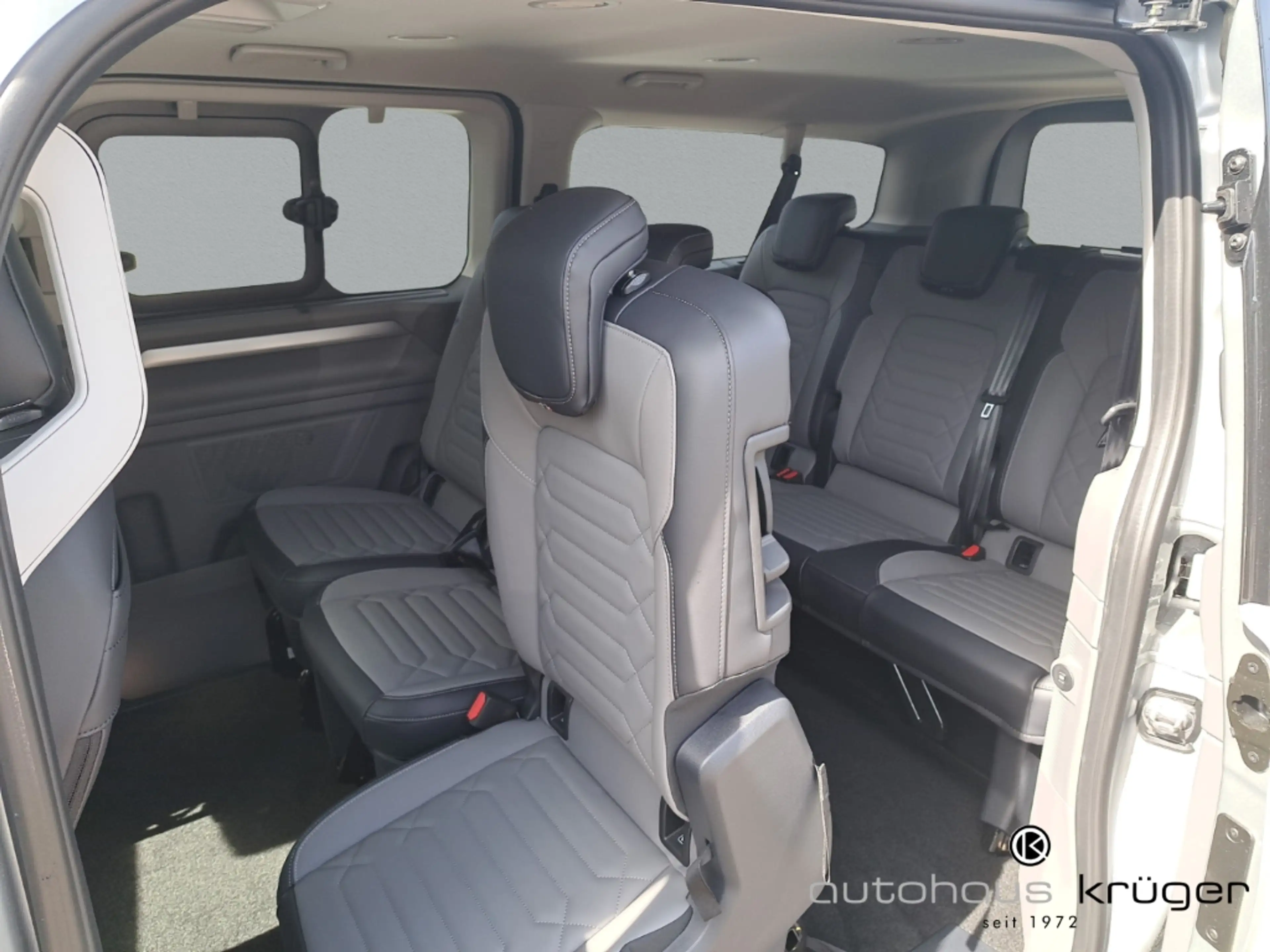 Volkswagen T7 Caravelle 2.0 TDI DSG Style LR AHK-klappbar Navi Digitales C — photo 15