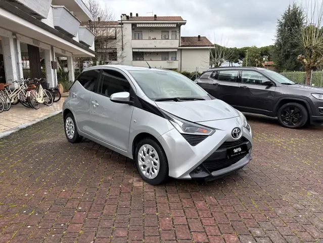 Toyota Aygo Aygo II 2018 5p 1.0 x-business plus 72cv