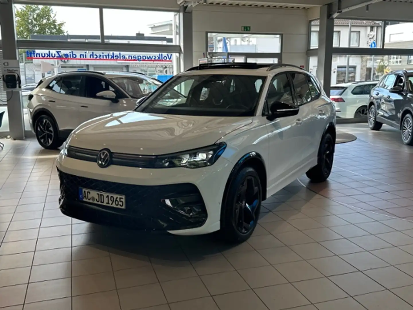 Volkswagen Tiguan 2.0 TDI DSG R-Line BLACK IQ PANO NAVI AHK Blanco - 2