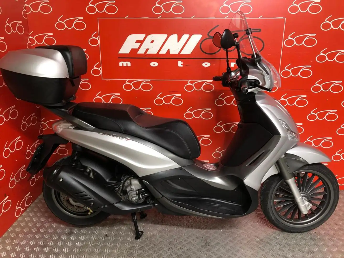 Piaggio Beverly 300 . Grey - 1