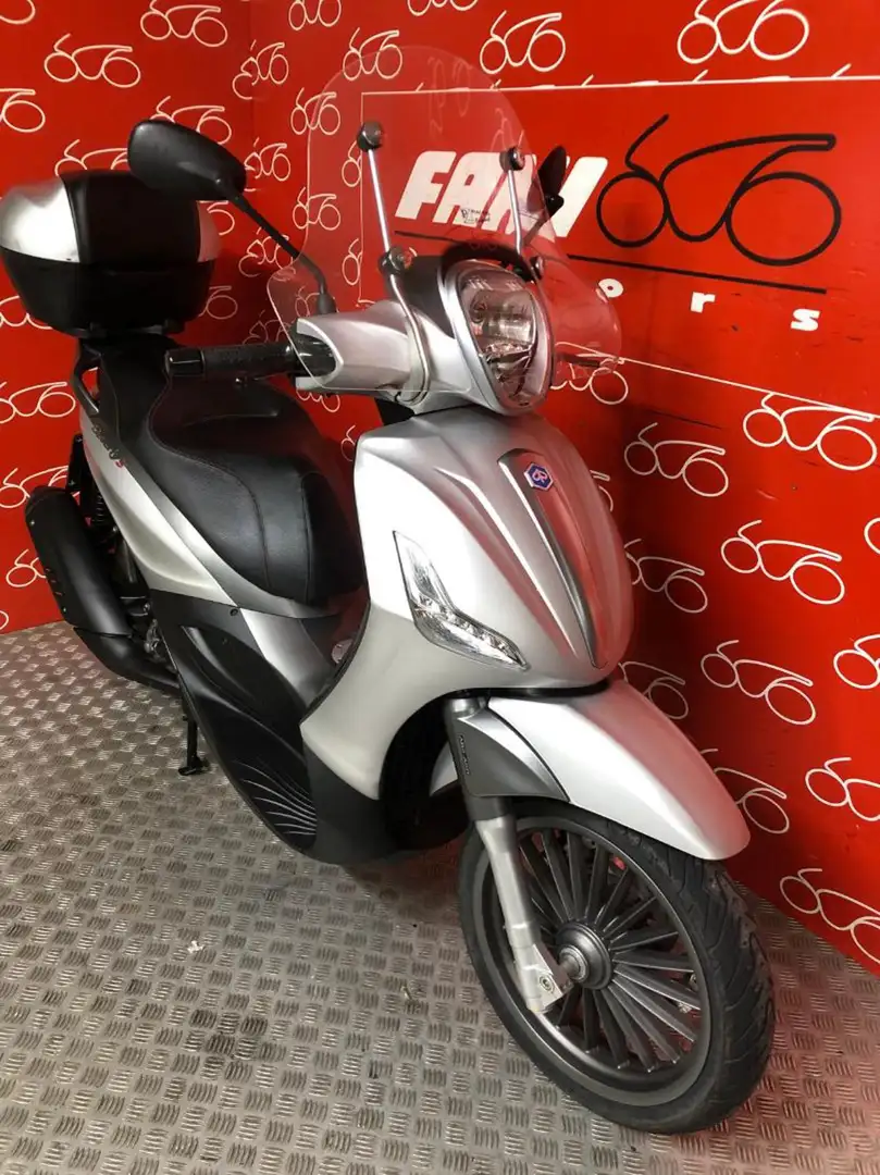 Piaggio Beverly 300 . Grey - 2