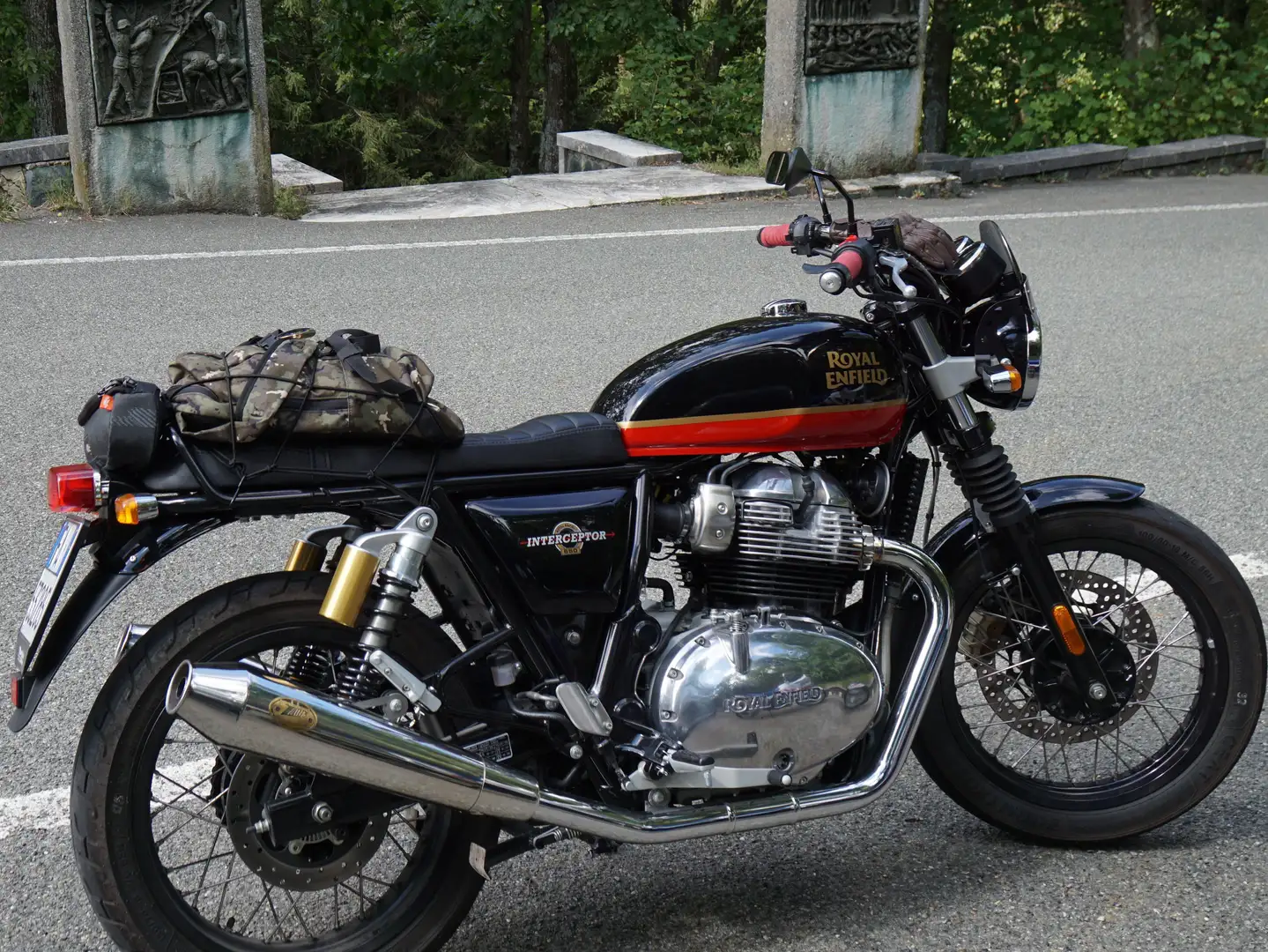 Royal Enfield Interceptor Sunset Strip Negro - 2