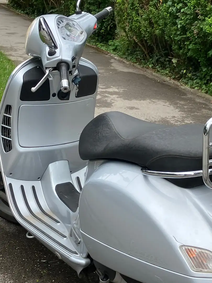 Vespa GTS 250ie Silber - 2
