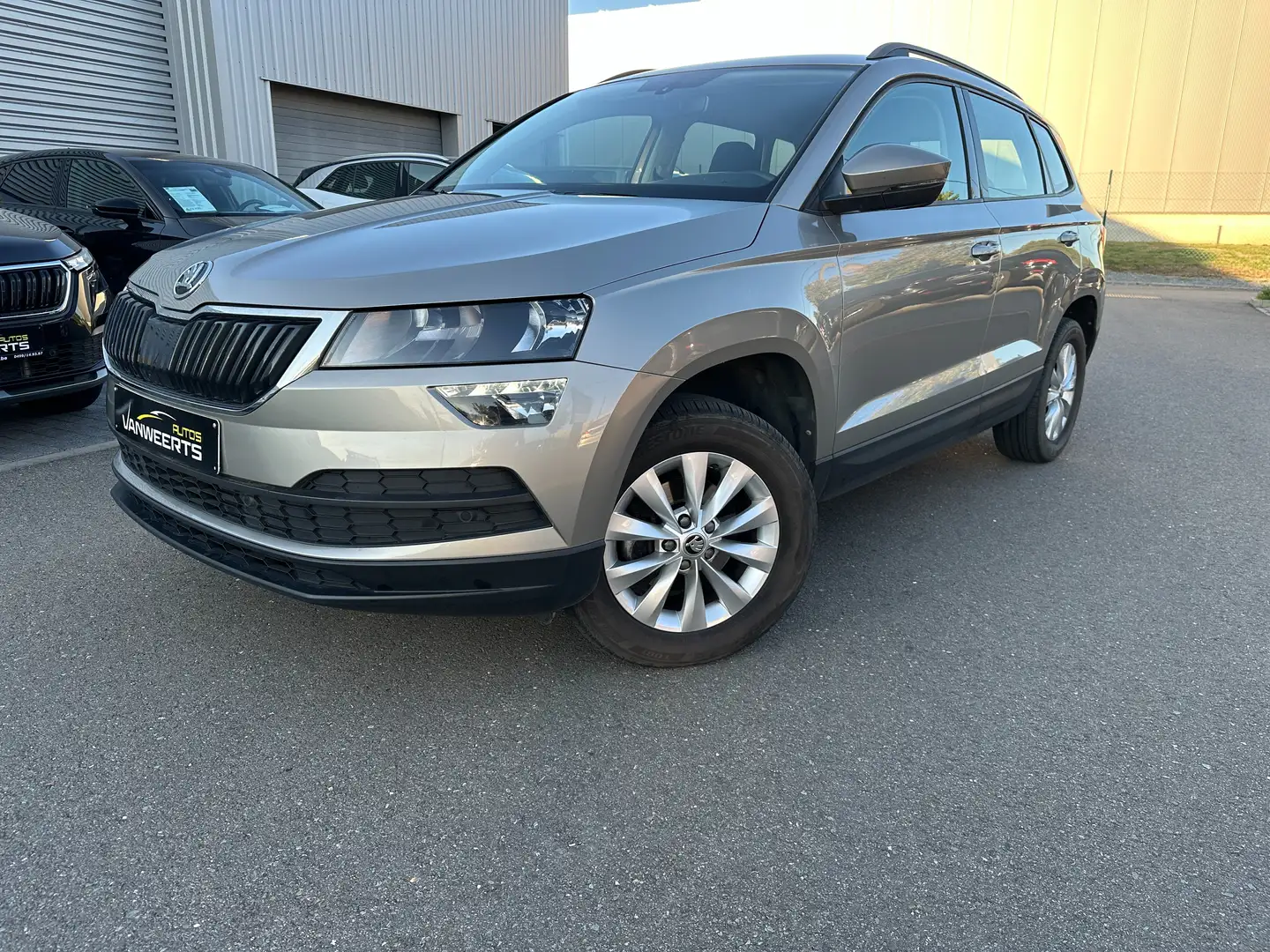 Skoda Karoq 1.0 TSI DSG Ambition, CARPLAY/ CAMERA/ KEYLESS Gris - 1