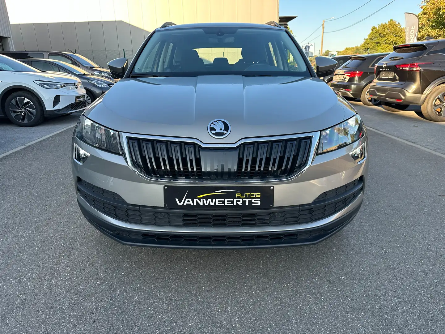 Skoda Karoq 1.0 TSI DSG Ambition, CARPLAY/ CAMERA/ KEYLESS Gris - 2
