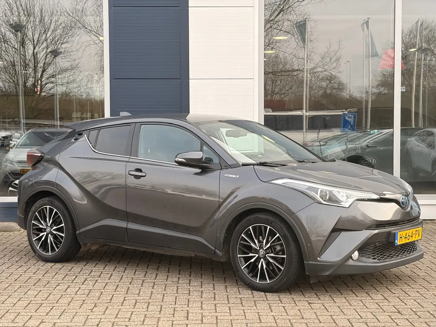 Toyota C-HR 1.8 Hybrid 122pk CVT Executive | Dodehoekdetectie Grau - 2