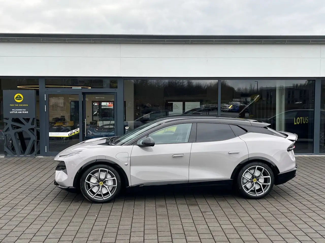 Lotus Eletre 2025