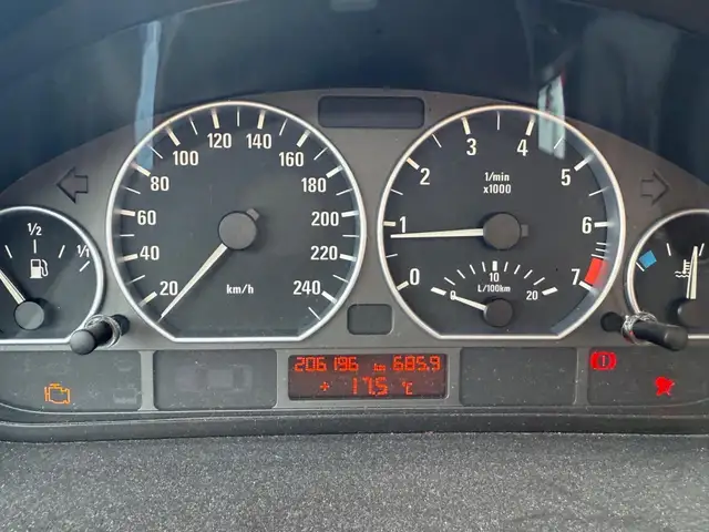 BMW 3 Series view 6