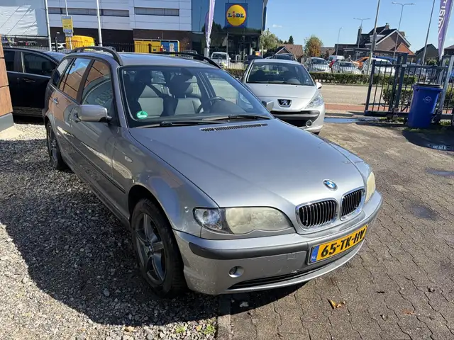 BMW 3 Series view 2