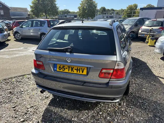 BMW 3 Series view 4