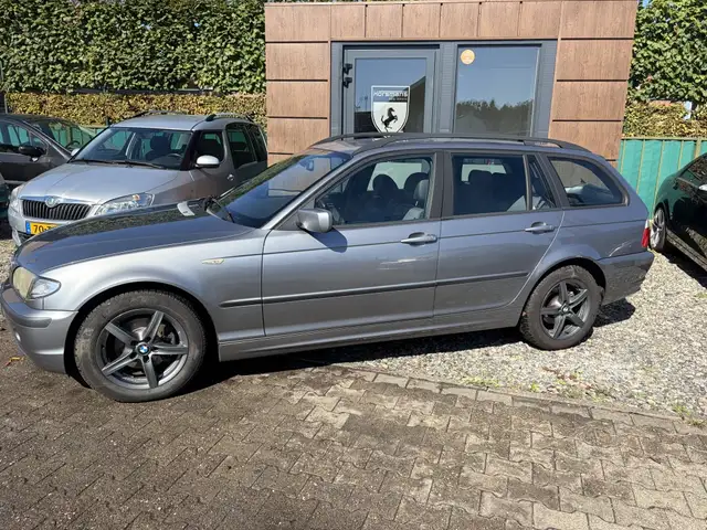 BMW 3 Series view 3