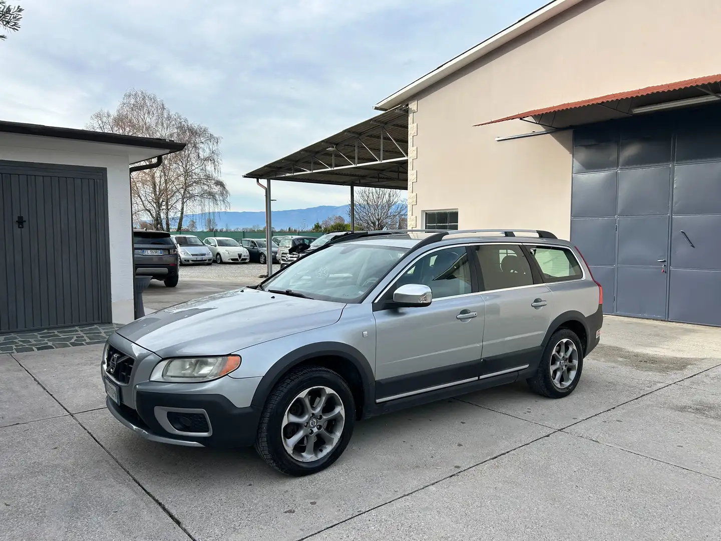 Volvo XC70 2.4 d5 Ocean Race awd 185cv Ganciotraino Grigio - 1