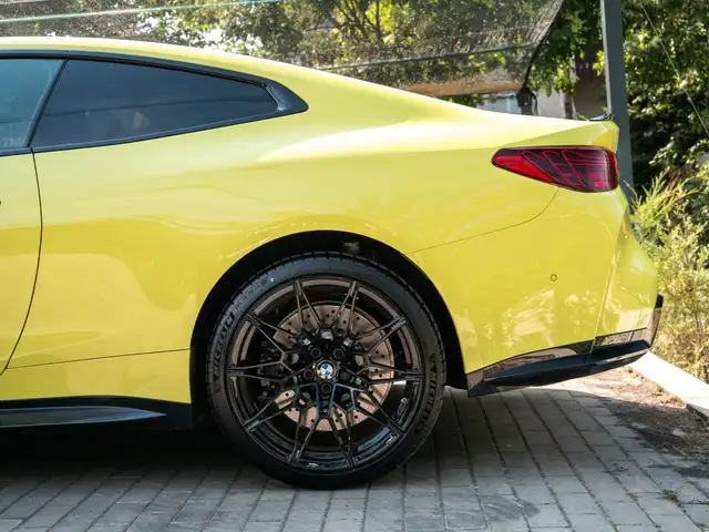 BMW M4 view 12