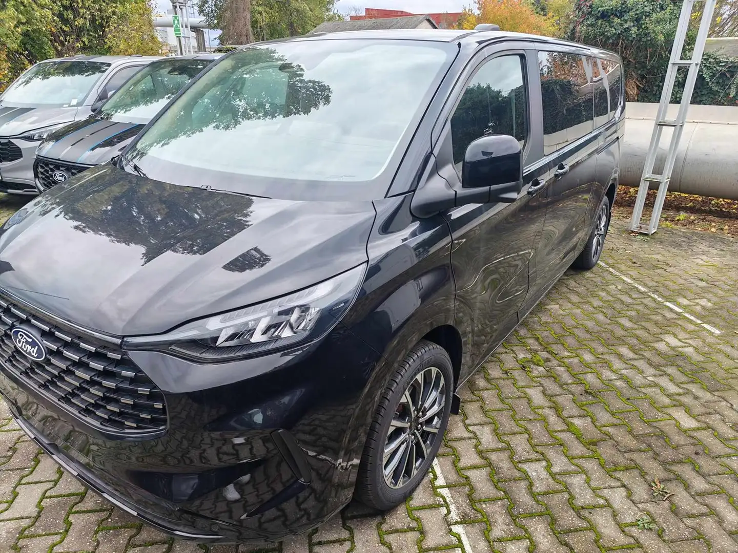 Ford Tourneo Custom TiTANIUM X L2 AUTOMATIK VOLL AHK LEDER LED B&O-SOU Schwarz - 1
