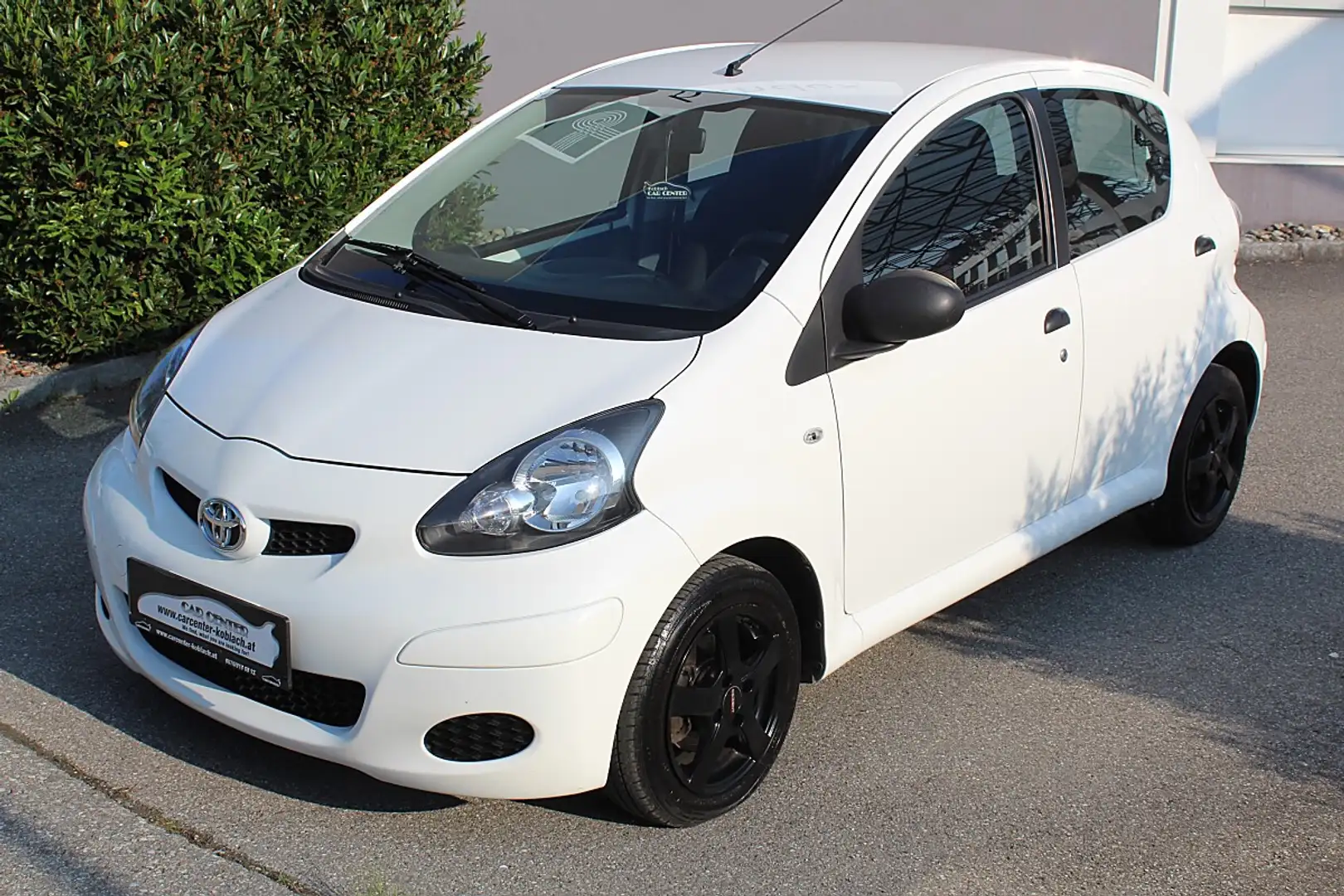 Toyota Aygo 1,0 VVT-i Young Weiß - 1