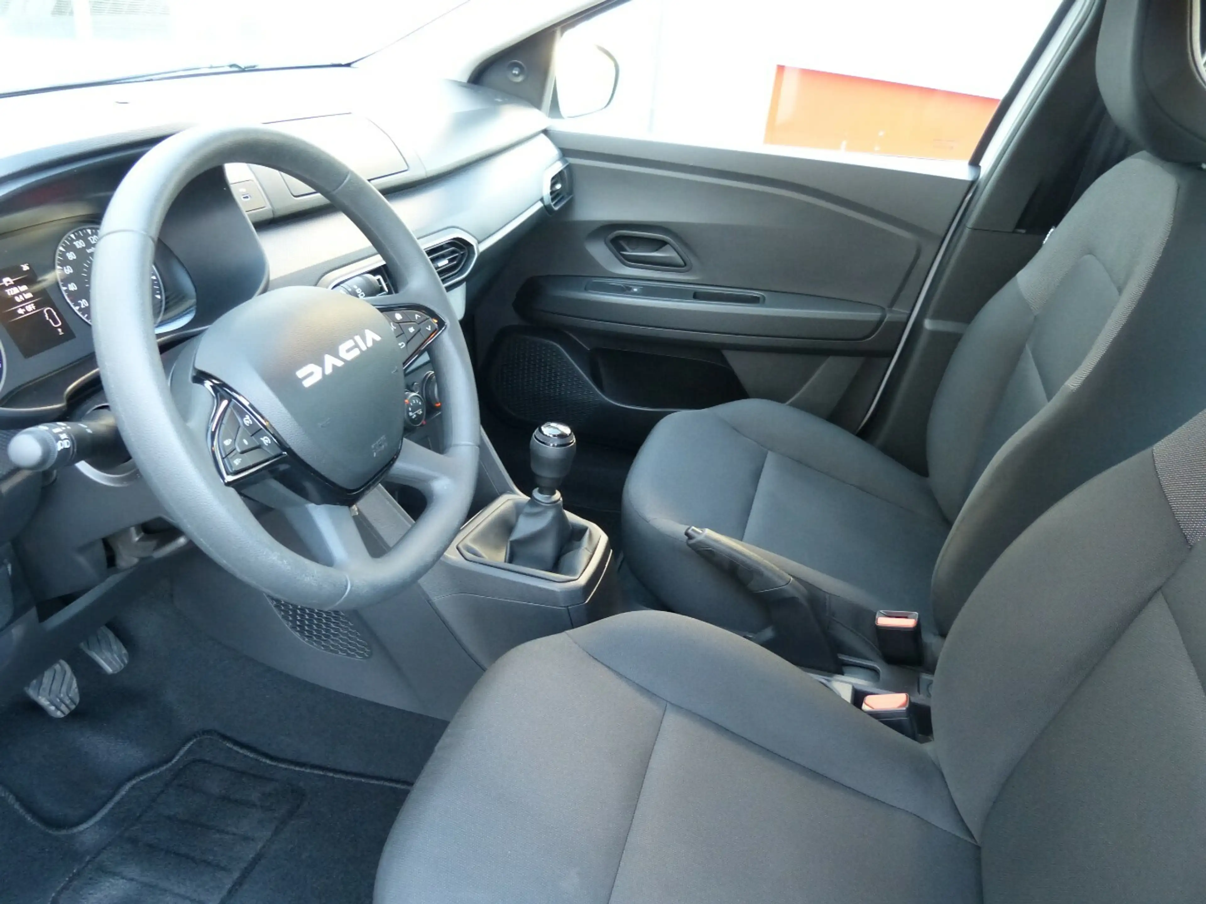 Dacia Jogger Essential TCE 100 ECO-G [1. HAND] — photo 10