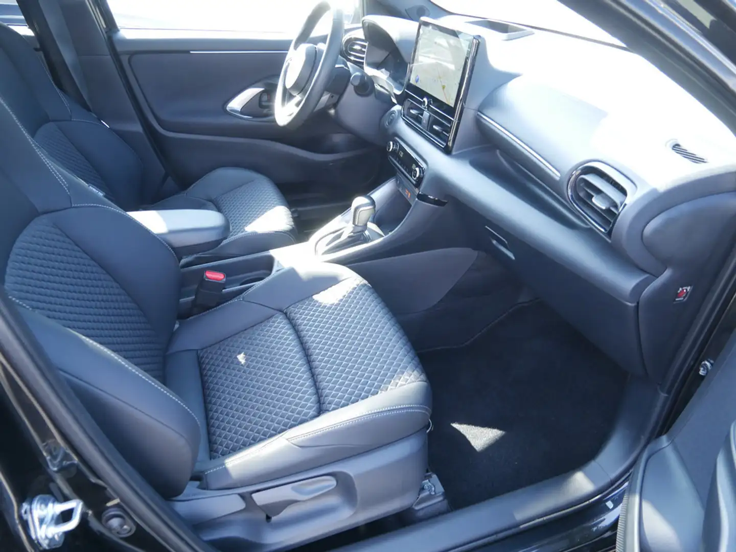 Mazda 2 Hybrid 1.5 VVT-i SHZ NAVI ACC HUD LED PANO Schwarz - 2