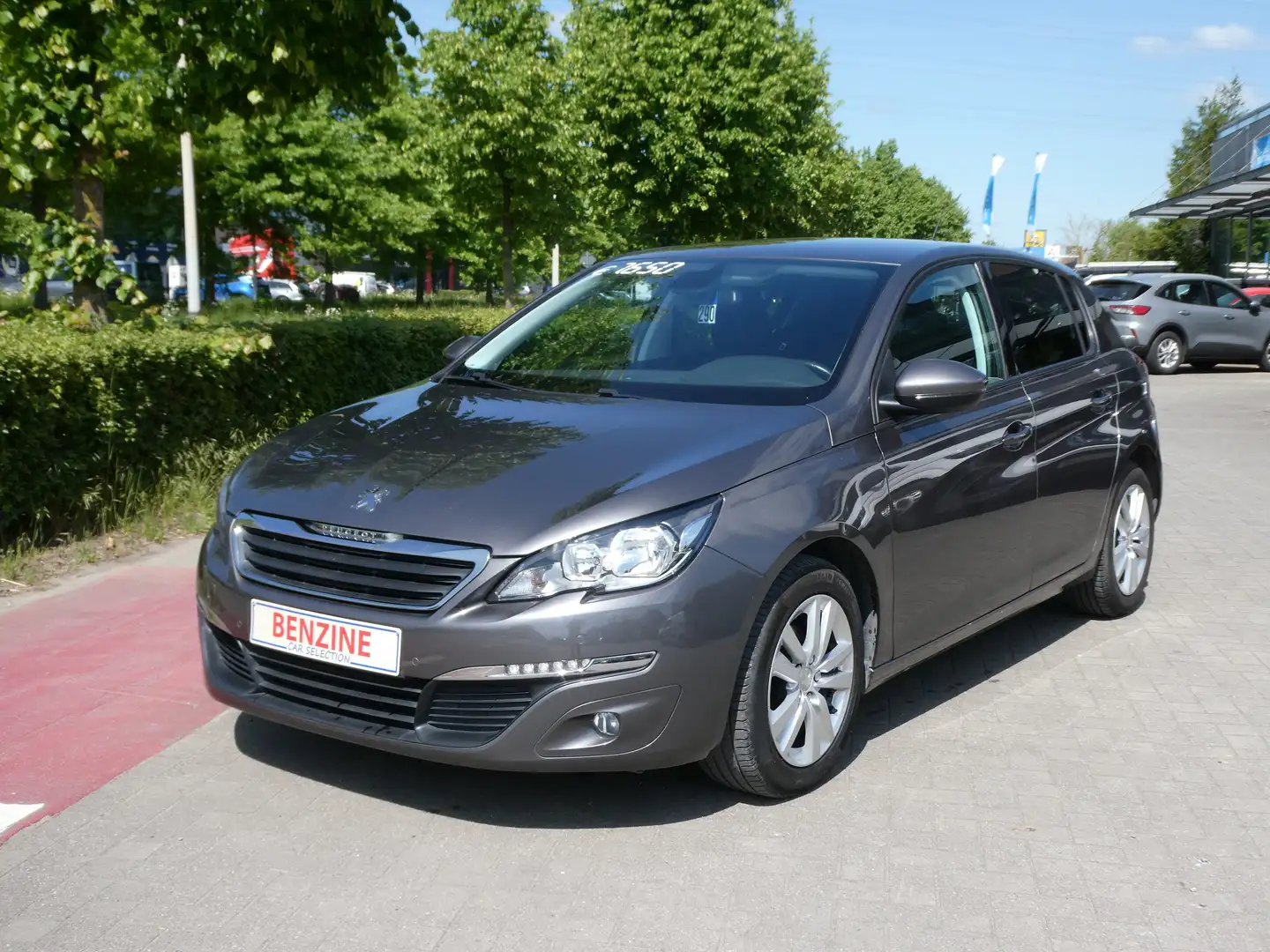 Peugeot 308 1.2i-110pk ,Airco,GPS,Cruise,PDC, 1j Garantie Gris - 2