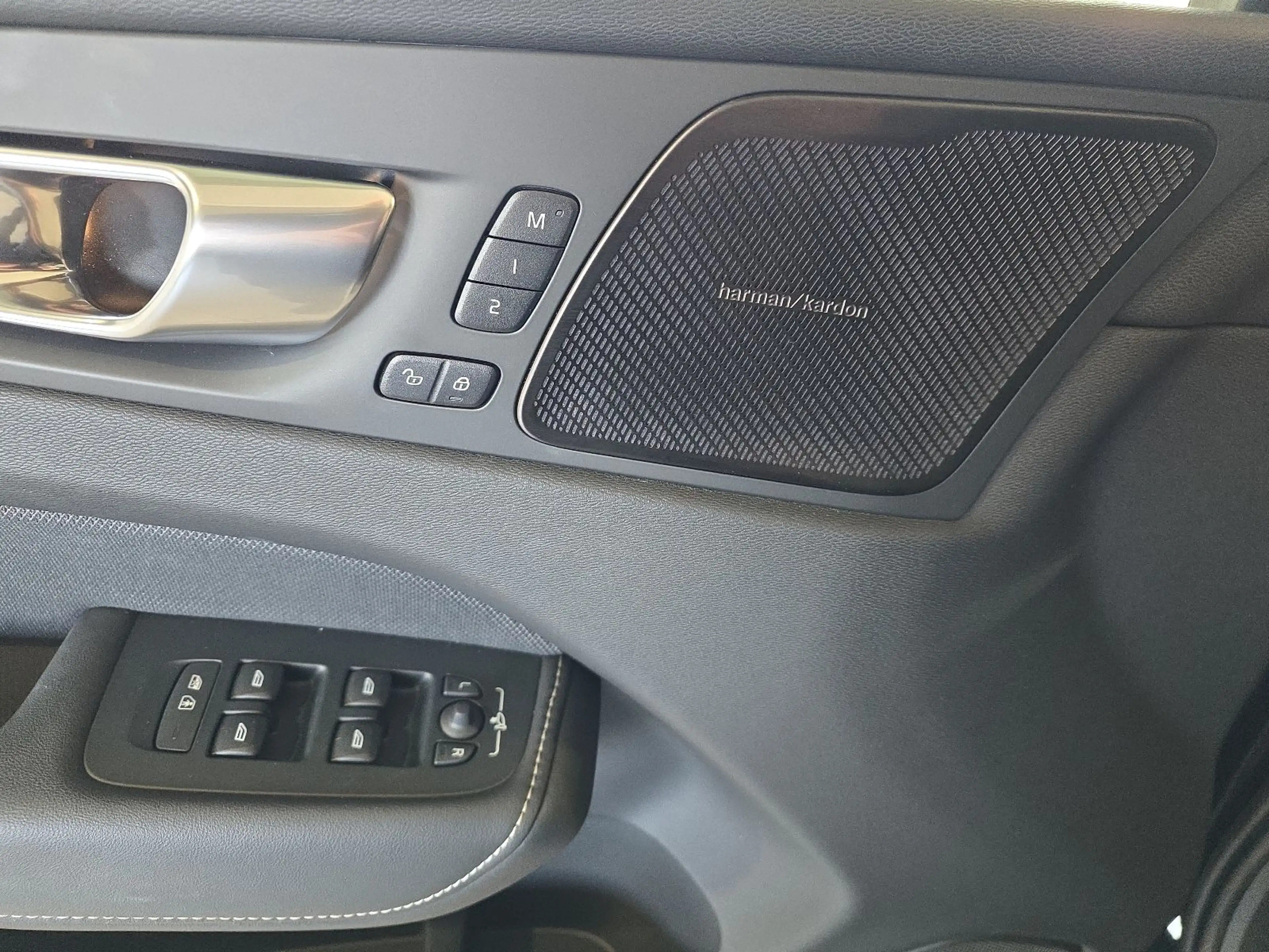 Volvo XC60 B5 Ultra Dark AWD ACC BLIS FourC AHK 360° — photo 18