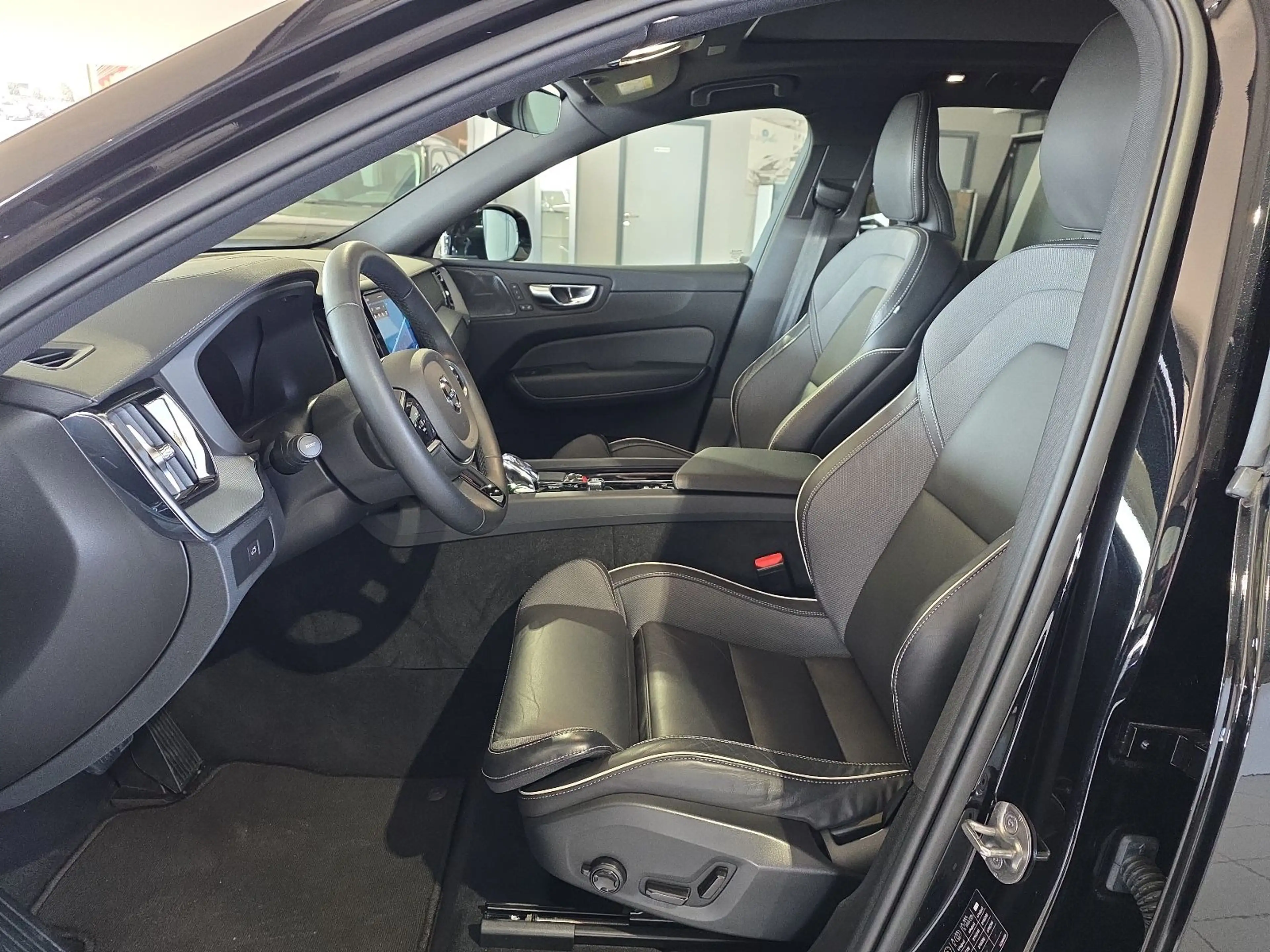Volvo XC60 B5 Ultra Dark AWD ACC BLIS FourC AHK 360° — photo 21