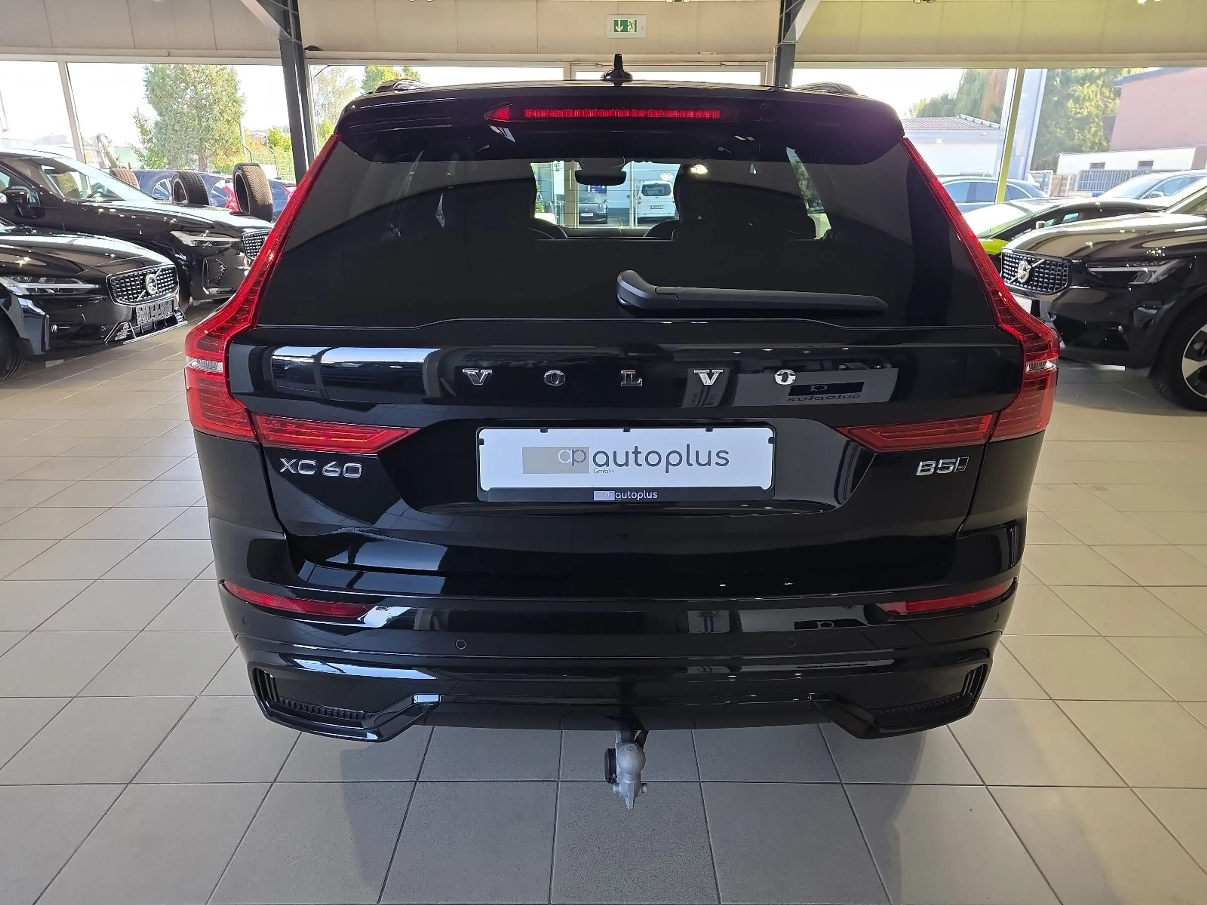 Volvo XC60 B5 Ultra Dark AWD ACC BLIS FourC AHK 360° — photo 8