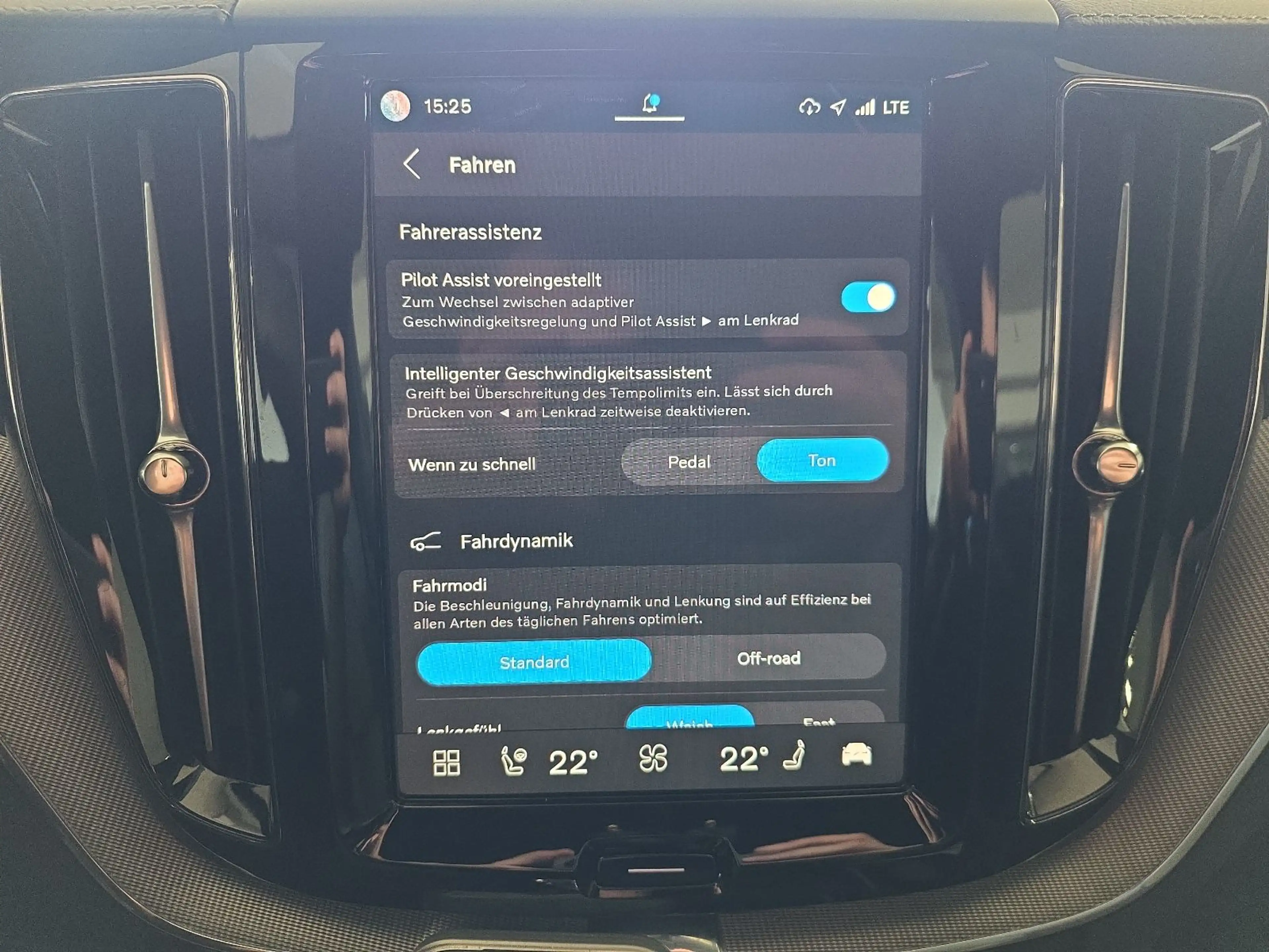Volvo XC60 B5 Ultra Dark AWD ACC BLIS FourC AHK 360° — photo 32
