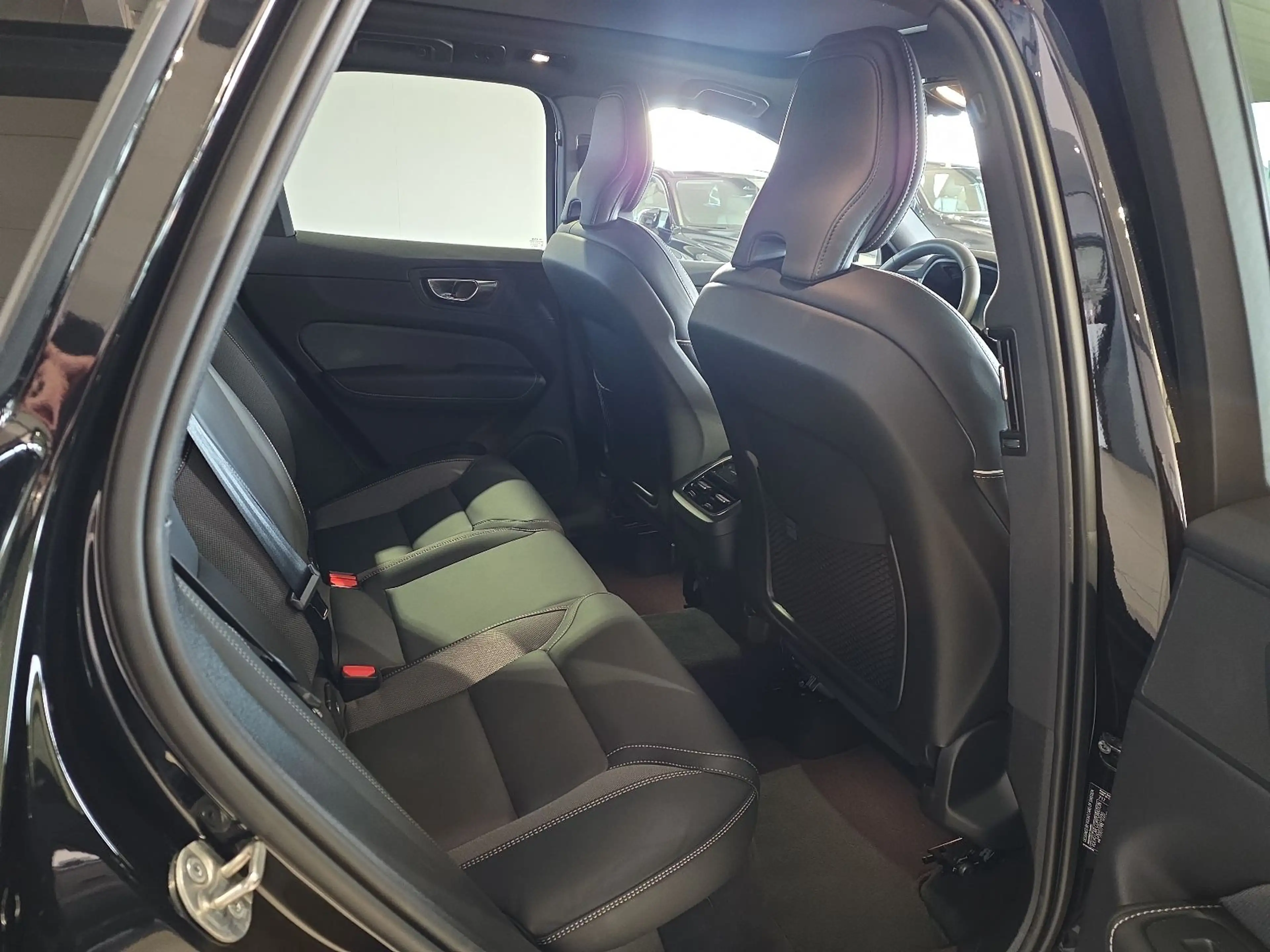 Volvo XC60 B5 Ultra Dark AWD ACC BLIS FourC AHK 360° — photo 13