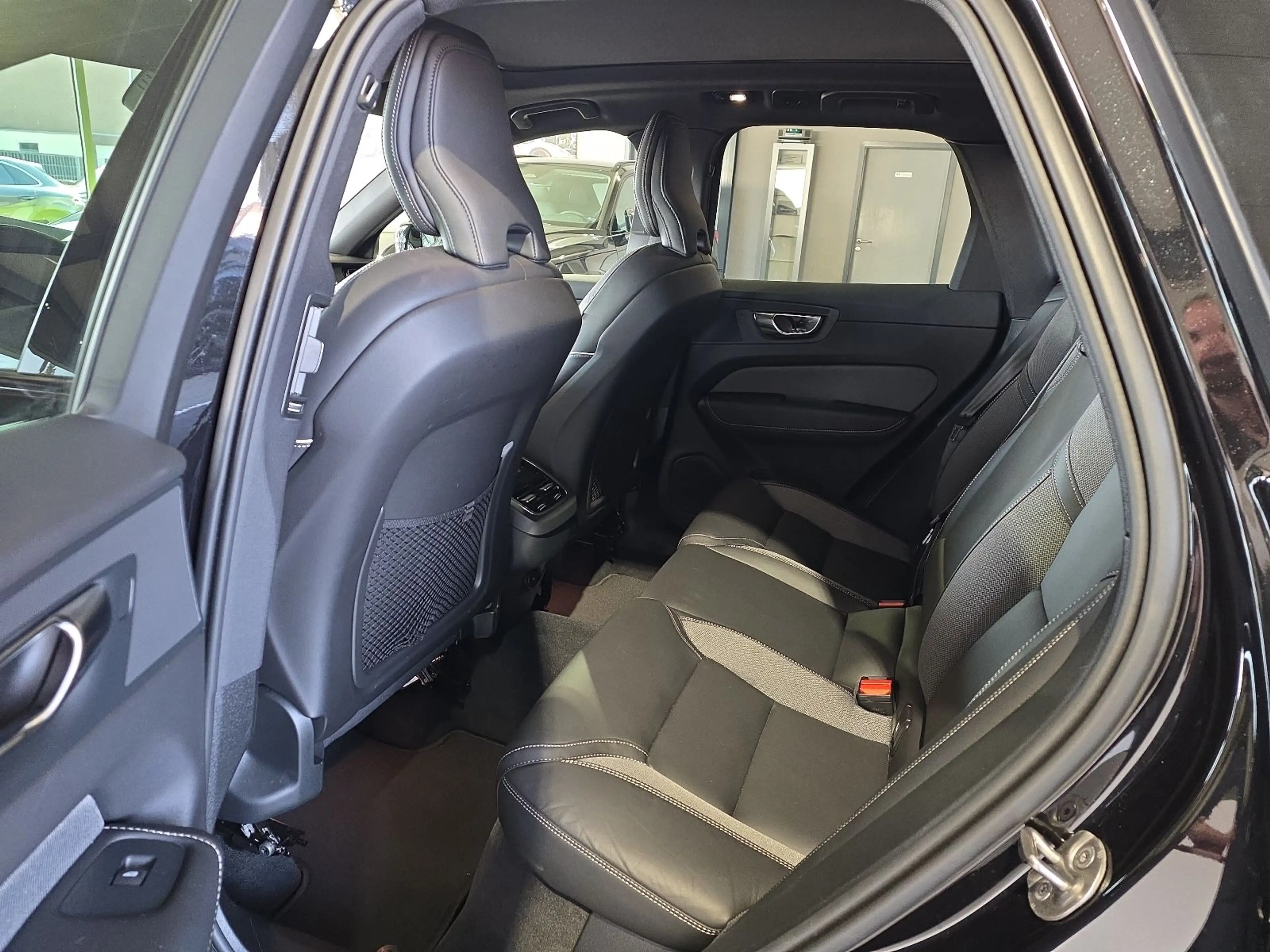 Volvo XC60 B5 Ultra Dark AWD ACC BLIS FourC AHK 360° — photo 17